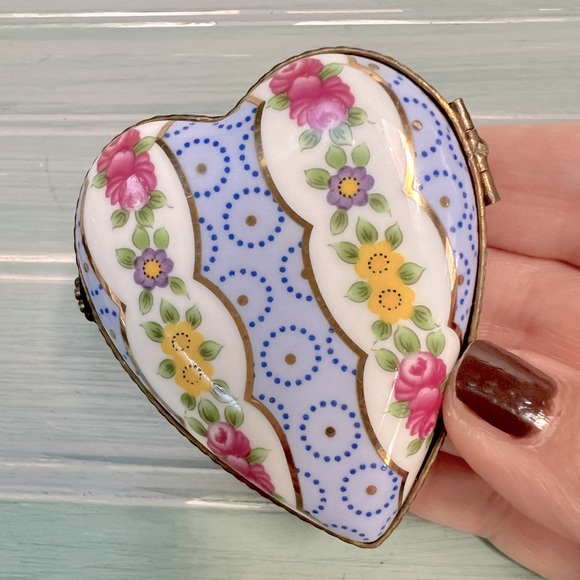 Vintage Limoges (Je t’ aime) Porcelain Floral Heart Box - Picture 1 of 8